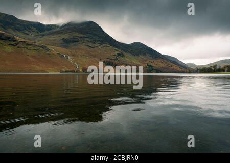 Vue automnale de High Stile et Dodd reflétée dans l'eau de Buttermere dans le parc national de Lake District, Cumbria, Angleterre. Banque D'Images