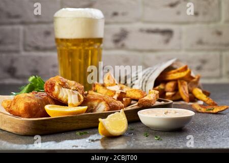 Fish and chips avec bière sur table en pierre Banque D'Images