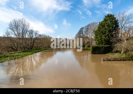 L'Ouse de la rivière à Lewes, dans le Sussex, à marée haute et après de fortes précipitations Banque D'Images