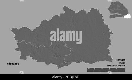Forme de Kédougou, région du Sénégal, avec sa capitale isolée sur fond solide. Échelle de distance, aperçu de la région et libellés. Carte d'élévation à deux niveaux. Banque D'Images
