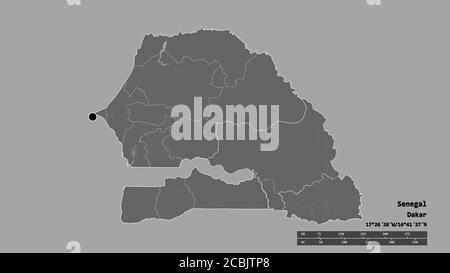 Forme désaturée du Sénégal avec sa capitale, sa principale division régionale et la région séparée de Tambacounda. Étiquettes. Carte d'élévation à deux niveaux. Rendu 3D Banque D'Images