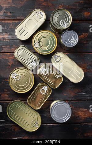 Boîte de conserve repas ensemble de dessus vue sur le bois sombre rustique vue de dessus de l'arrière-plan Banque D'Images