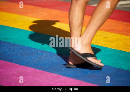 Sheffield Rainbow Crossing sur Pinstone Street montrant le soutien de Key Travailleurs pendant la pandémie de Covid19 dans la ville du Yorkshire du Sud Banque D'Images