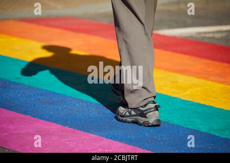 Sheffield Rainbow Crossing sur Pinstone Street montrant le soutien de Key Travailleurs pendant la pandémie de Covid19 dans la ville du Yorkshire du Sud Banque D'Images