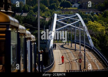 Park Square Bridge ou Supertram Bridge Pont important Sheffield, construit en 1993 sous l'angle de l'arc de cercle lié commercial Street à Park Square ro Banque D'Images