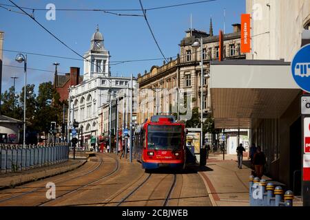 Vue sur commercial Street à High Street avec bâtiment blanc Grade II répertorié Telegraph House et Stagecoach Super trams in Centre-ville de Sheffield Banque D'Images