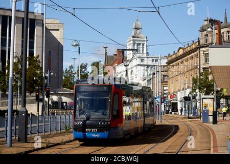 Vue sur commercial Street à High Street avec bâtiment blanc Grade II répertorié Telegraph House et Stagecoach Super trams in Centre-ville de Sheffield Banque D'Images