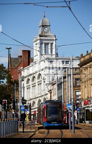 Vue sur commercial Street à High Street avec bâtiment blanc Grade II répertorié Telegraph House et Stagecoach Super trams in Centre-ville de Sheffield Banque D'Images