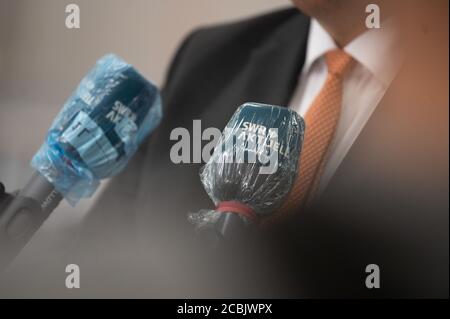 14 août 2020, Bade-Wurtemberg, Kupferzell: Les microphones du Südwestrundfunk (SWR) sont couverts de papier d'aluminium lors d'une conférence de presse. Photo: Marijan Murat/dpa Banque D'Images