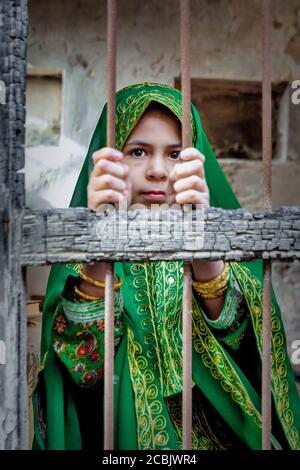 Fille saoudienne avec une robe traditionnelle. QATIF- ARABIE SAOUDITE. Banque D'Images