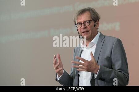 14 août 2020, Bade-Wurtemberg, Kupferzell: Stefan Brockmann, directeur médical de l'épidémiologie et de la communication de la santé au Bureau de la santé de l'État du Bade-Wurtemberg, prendra part à une conférence de presse pour présenter les résultats d'une étude RKI. Photo: Marijan Murat/dpa Banque D'Images