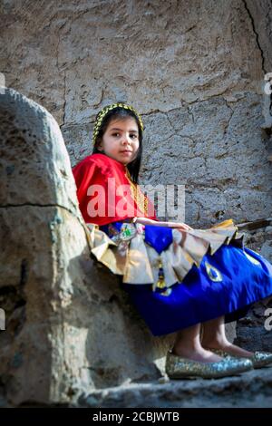 Fille saoudienne avec une robe traditionnelle. QATIF- ARABIE SAOUDITE. Banque D'Images