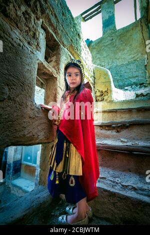 Fille saoudienne avec une robe traditionnelle. QATIF- ARABIE SAOUDITE. Banque D'Images