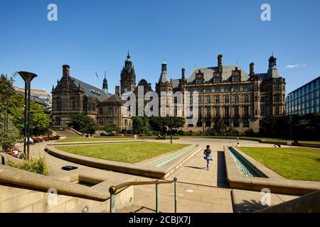 Catégorie I classée Renaissance style Renaissance Hôtel de ville de Sheffield par L'architecte Edward William Mountford avec Peace Gardens devant vous Banque D'Images