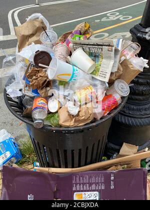 Poubelle débordant de bouteilles en plastique et en verre, tasses à café et sacs en plastique, Prospect Park, Brooklyn NY. Banque D'Images