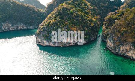 Vue sur la mer et l'île de Hong-Island sous un angle élevé le matin Banque D'Images