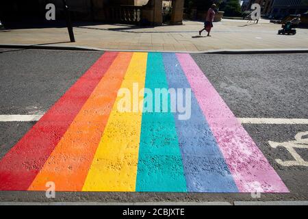 Sheffield Rainbow Crossing sur Pinstone Street montrant le soutien de Key Travailleurs pendant la pandémie de Covid19 dans la ville du Yorkshire du Sud Banque D'Images