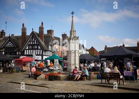 Marché de Sandbach à Cheshire marché moderne dans l'ancien Place du marché avec Cobble War Memorial Banque D'Images