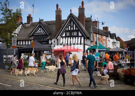 Marché de Sandbach à Cheshire marché moderne dans l'ancien place du marché avec pubs tudor Banque D'Images