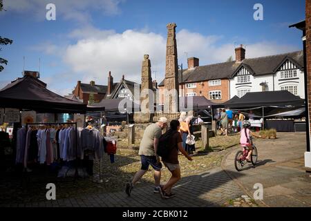 Marché de Sandbach à Cheshire marché moderne dans l'ancien Place du marché avec des croix saxonnes Banque D'Images