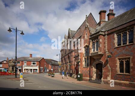 Sandbach ville de marché à Cheshire ancienne Sandbach Savings Bank, Sandbach par Sir George Gilbert Scott 1857 et son Sandbach Literary institution se joignant Banque D'Images