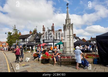 Marché de Sandbach à Cheshire marché moderne dans l'ancien Place du marché avec Cobble War Memorial Banque D'Images