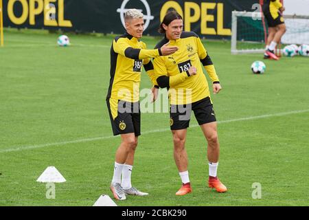 Bad Ragaz, Suisse. 14 août 2020. Handel Hazard und Nico Schulz posieren für die Fotografen beim Training der ersten Mannschaft von Borussia Dortm Banque D'Images