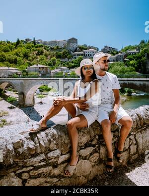 Couple visite Ardeche France, vue sur le village de Balazuc à Ardeche. France Banque D'Images