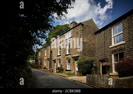 Hayfield village, High Peak, Derbyshire, maisons typiques de 3 étages sur `Spring Vale Road Banque D'Images