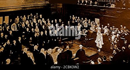 L'ouverture du nouveau bâtiment du Parlement à Canberra, en Australie 1927 par le duc et la duchesse de York (plus tard le roi George VI et la reine Elizabeth la reine mère). Il s'agissait en fait de la Chambre du Parlement provisoire, également connue sous le nom de l'ancienne Chambre du Parlement, qui a commencé à fonctionner le 9 mai 1927. En 1988, le Parlement du Commonwealth a été transféré à la nouvelle Chambre du Parlement, sur la colline de la capitale. Banque D'Images