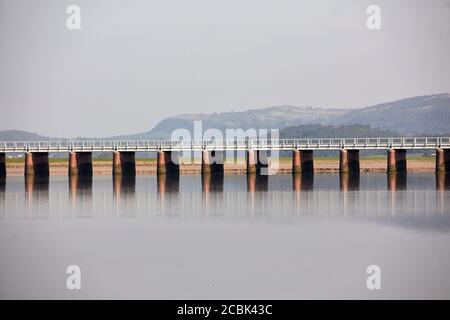 Village d'Arnside Plage côtière de Cumbria Baie de Morecambe, rivière Kent traversée par une longue structure de viaduc transportant la ligne de Carnforth et de Whitehaven Banque D'Images