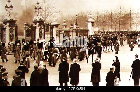 Une vieille photo montrant les funérailles de la reine Alexandra (épouse du roi Édouard VII de Grande-Bretagne) qui est décédée à Sandringham le 20 novembre 1925, à l'âge de 80 ans. Connu sous le nom d'Alexandra du Danemark (Alexandra Caroline Marie Charlotte Louise Julia) 1844 – 1925) était la reine consort du Royaume-Uni et des dominions britanniques ainsi que l'impératrice consort de l'Inde. Elle était connue par sa famille simplement comme Alix. Banque D'Images