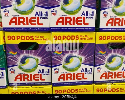 Viersen, Allemagne - juillet 9. 2020: Vue sur les boîtes empilées avec les onglets de lavage de linge Ariel dans le supermarché allemand Banque D'Images