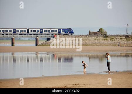 Village d'Arnside Plage côtière de Cumbria Baie de Morecambe, rivière Kent traversée par une longue structure de viaduc transportant la ligne de Carnforth et de Whitehaven Banque D'Images