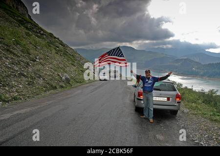 Le fan de lance Armstrong agite le drapeau américain au Cormet de Roselend dans les Alpes françaises lors de la scène de montagne Tour de France 2005 (étape 10). Banque D'Images