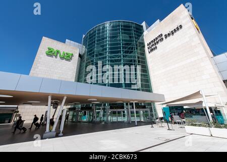 Lissabon, Portugal. 14 août 2020. L'inscription « Aeroporto Humberto Delgado Lisboa » est visible à l'entrée de l'aéroport. L'aéroport est le plus grand aéroport commercial du pays. Credit: Matthias balk/dpa/Alay Live News Banque D'Images