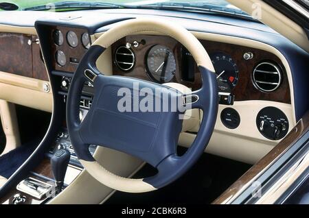 Intérieur et tableau de bord de la Bentley Continental Turbo R 2001 Banque D'Images