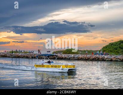 Ciel orange coloré au crépuscule sur le golfe du Mexique À la jetée nord de Nokomis en Floride, prise de la south Jetty à Venise Floride aux États-Unis Banque D'Images