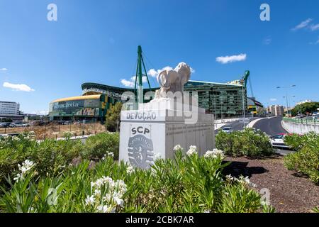Lissabon, Portugal. 14 août 2020. Football: Ligue des Champions, finales 2020: Un lion, l'animal héraldique de Sporting Lisbonne, se dresse sur un piédestal en face de l'Estadio Jose Alvalade XXI, stade du club de football Sporting Lisbon. Le stade est l'un des deux sites pour les derniers matchs de la Ligue des Champions 2020. Credit: Matthias balk/dpa/Alay Live News Banque D'Images