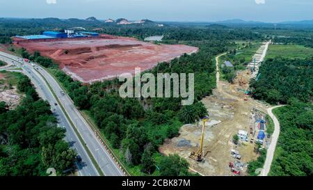 Kuala Lumpur. 12 août 2020. La photo aérienne prise le 12 août 2020 montre un site de construction de pont de la liaison ferroviaire de la côte est (ECRL) dans l'État de Pahang, en Malaisie. POUR ALLER AVEC: 'Feature: Constructions du megaproject ferroviaire de Malaisie ECRL de retour à plein oscillation avec de fortes précautions contre COVID-19' Credit: Zhu Wei/Xinhua/Alay Live News Banque D'Images