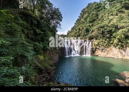 La cascade de Shihfen, d'une hauteur de quinze mètres et d'une largeur de 30 mètres, est la plus grande cascade de type rideau de Taïwan Banque D'Images