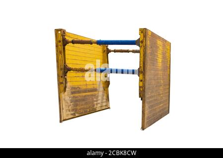 Une boîte de tranchée isolée sur un fond blanc. Également appelé bouclier de tranchée ou feuille de tranchée, sur le site des travaux de remplacement des égouts dans le nord-est de l'Italie. Banque D'Images