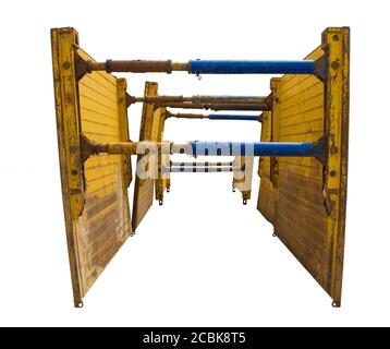 Deux boîtes de tranchée isolées sur fond blanc. Également appelés boucliers de tranchée ou feuilles de tranchée, sur le site des travaux de remplacement des égouts en Italie du Nord-est Banque D'Images