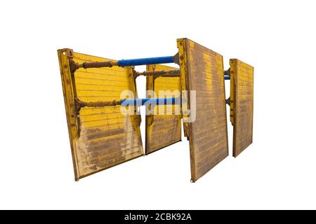 Deux boîtes de tranchée isolées sur fond blanc. Également appelés boucliers de tranchée ou feuilles de tranchée, sur le site des travaux de remplacement des égouts en Italie du Nord-est Banque D'Images