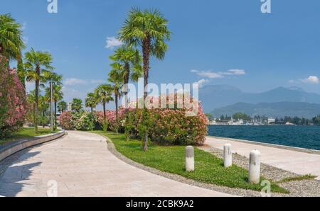 La promenade de Riva del Garda du sud avec les Alpes dans le backgound. Banque D'Images