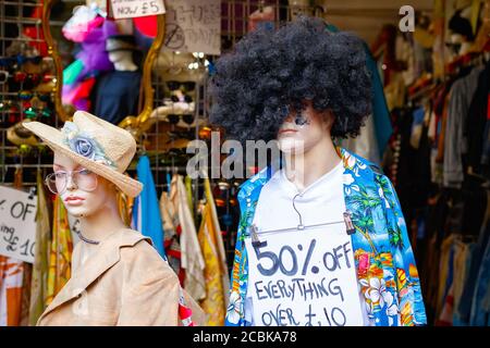 Des mannequins vêtus de façon étrange sur l'affichage à Camden Market à Londres avec un sale sign Banque D'Images