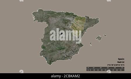 Forme désaturée de l'Espagne avec sa capitale, principale division régionale et la région séparée d'Aragón. Étiquettes. Imagerie satellite. Rendu 3D Banque D'Images