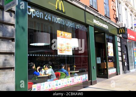 Londres, Royaume-Uni, 17 avril 2011 : McDonald's restaurant fast food point de vente au détail à Kensington avec ses nouvelles couleurs vert et jaune stoc Banque D'Images