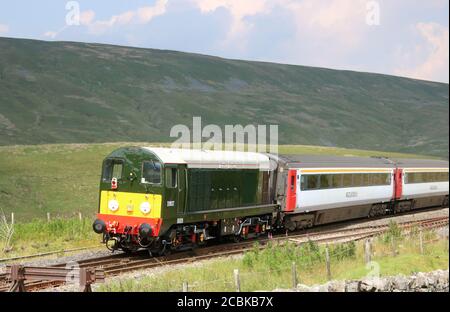 Diesel de classe 20 à l'arrière du train touristique Staycation Express passant par Blea Moor, dans le North Yorkshire, sur la ligne de chemin de fer Carlisle le 12 août 2020. Banque D'Images