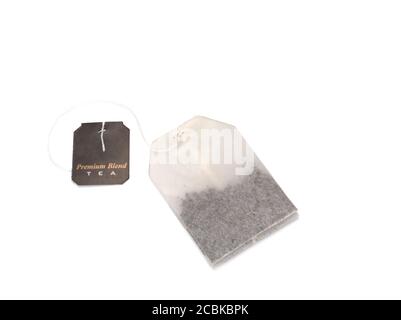 Sachet de thé noir sur fond blanc Banque D'Images